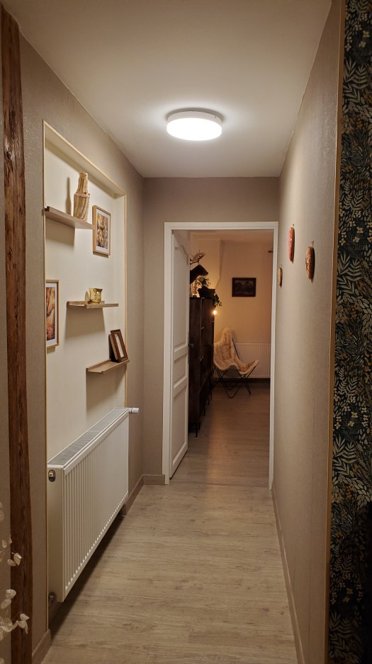 Couloir menant à la chambre avec éclairage automatique